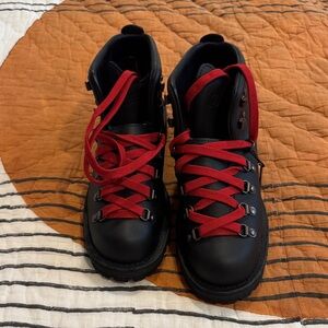 Danner Mountain Light Black Boots. Size 9.5. NWT.